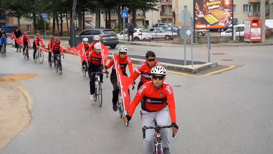 Ellerinde Türk bayraklarıyla pedal çevirdiler 2