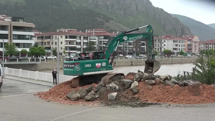 Tokat ve Amasya'da "baraj" alarmı. Evler tahliye edildi, 12 kilometre yığınak yapıldı 9