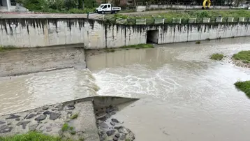 Oyuncağını kurtarmaya çalışan çocuk dereye düştü: Vatandaşlar tarafından kurtarıldı