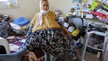 Doğum yaptıktan sonra karnı şişmeye başladı. 40 kiloluk kitleyle yaşamaya çalışıyor