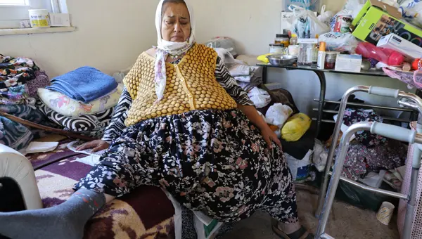 Doğum yaptıktan sonra karnı şişmeye başladı. 40 kiloluk kitleyle yaşamaya çalışıyor