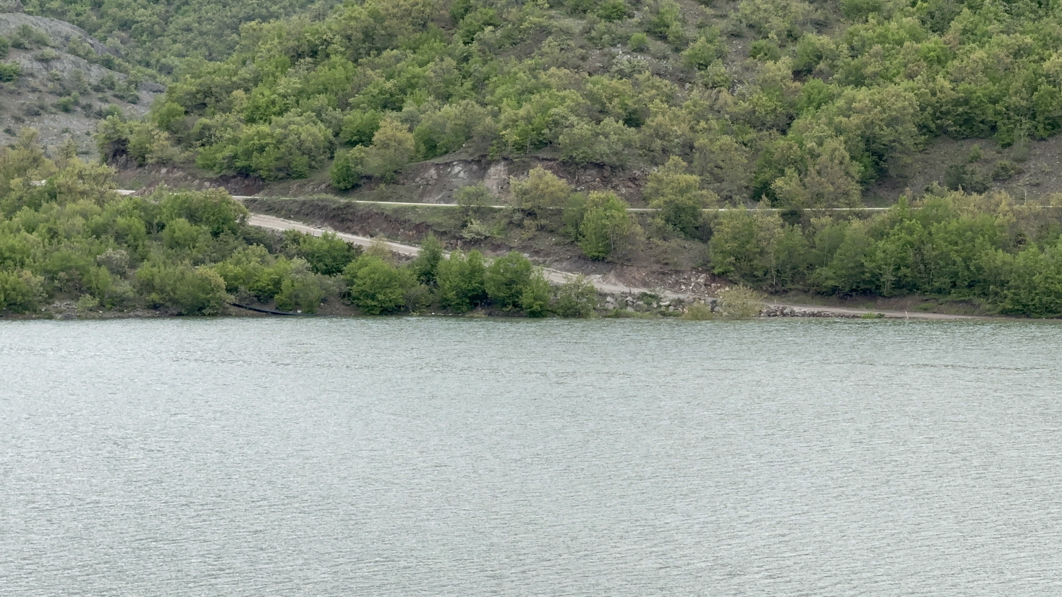 Kuraklığı fırsata çevirmişlerdi. Almus'ta köy yolu sular altında kaldı