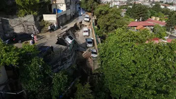Aşırı yağışlar Hatay'ı vurdu. 3 kişi hayatını kaybetti, çöken yol araçları yuttu