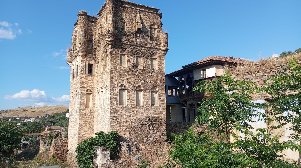 Şehirde ayakta kalan 3 kuleden biri. Çökme tehlikesiyle karşı karşıya