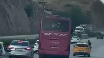 Kornaya basarak otomobilleri sollayan yolcu otobüsü, manevralarıyla korkuttu