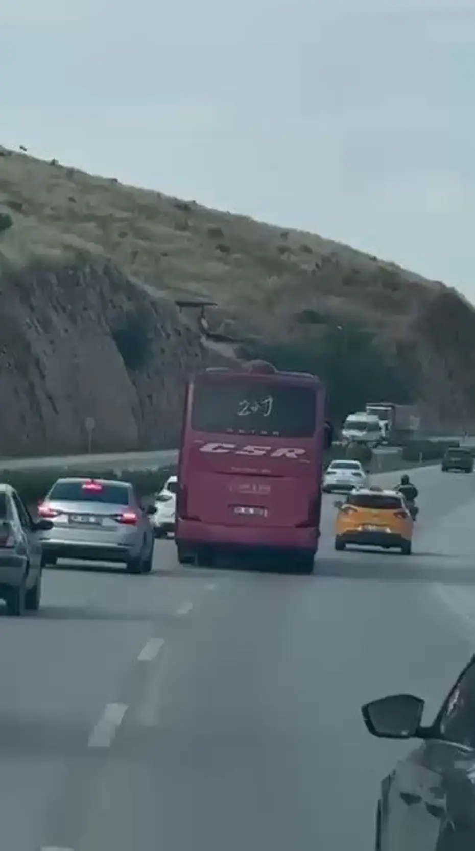 Kornaya basarak otomobilleri sollayan yolcu otobüsü, manevralarıyla korkuttu