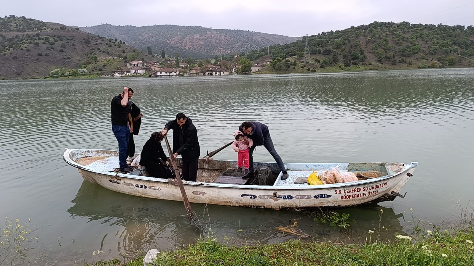 Yolu sular altında kaldı, kayıkla ulaştılar