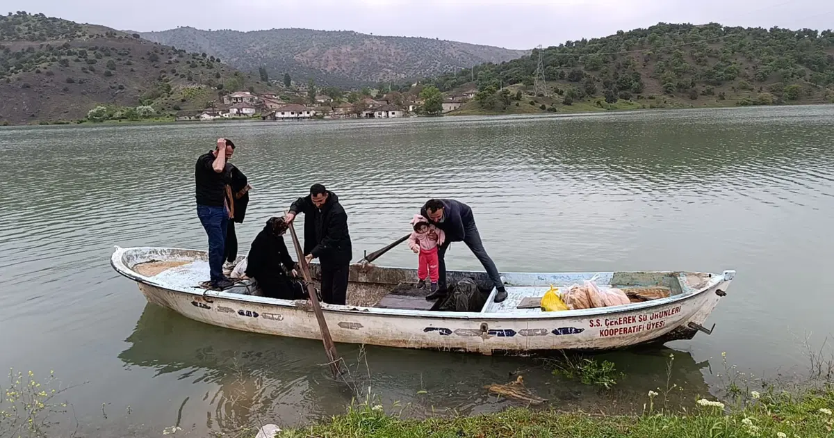 Yolu sular altında kaldı, kayıkla ulaştılar
