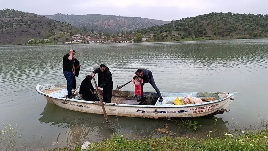 Yolu sular altında kaldı, kayıkla ulaştılar 