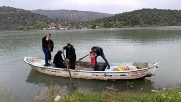 Yolu sular altında kaldı, kayıkla ulaştılar