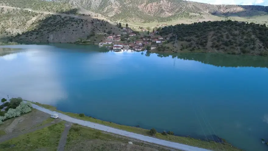 Yolu sular altında kaldı, kayıkla ulaştılar 1
