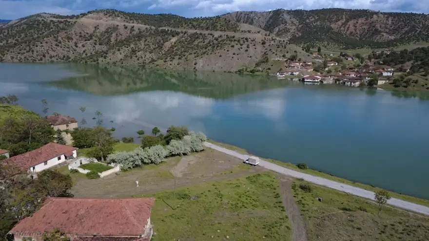 Yolu sular altında kaldı, kayıkla ulaştılar 2