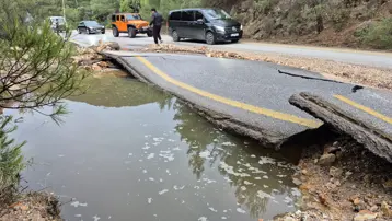 Bodrum'da ana isale hattı patladı, tonlarca su yola aktı