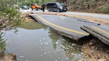 Bodrum'da ana isale hattı patladı, tonlarca su yola aktı