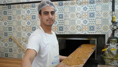 Gaziantep'in tescilli lezzeti, fiyatı 180 TL. Turistler kuyruğa giriyor, kapış kapış satıyor