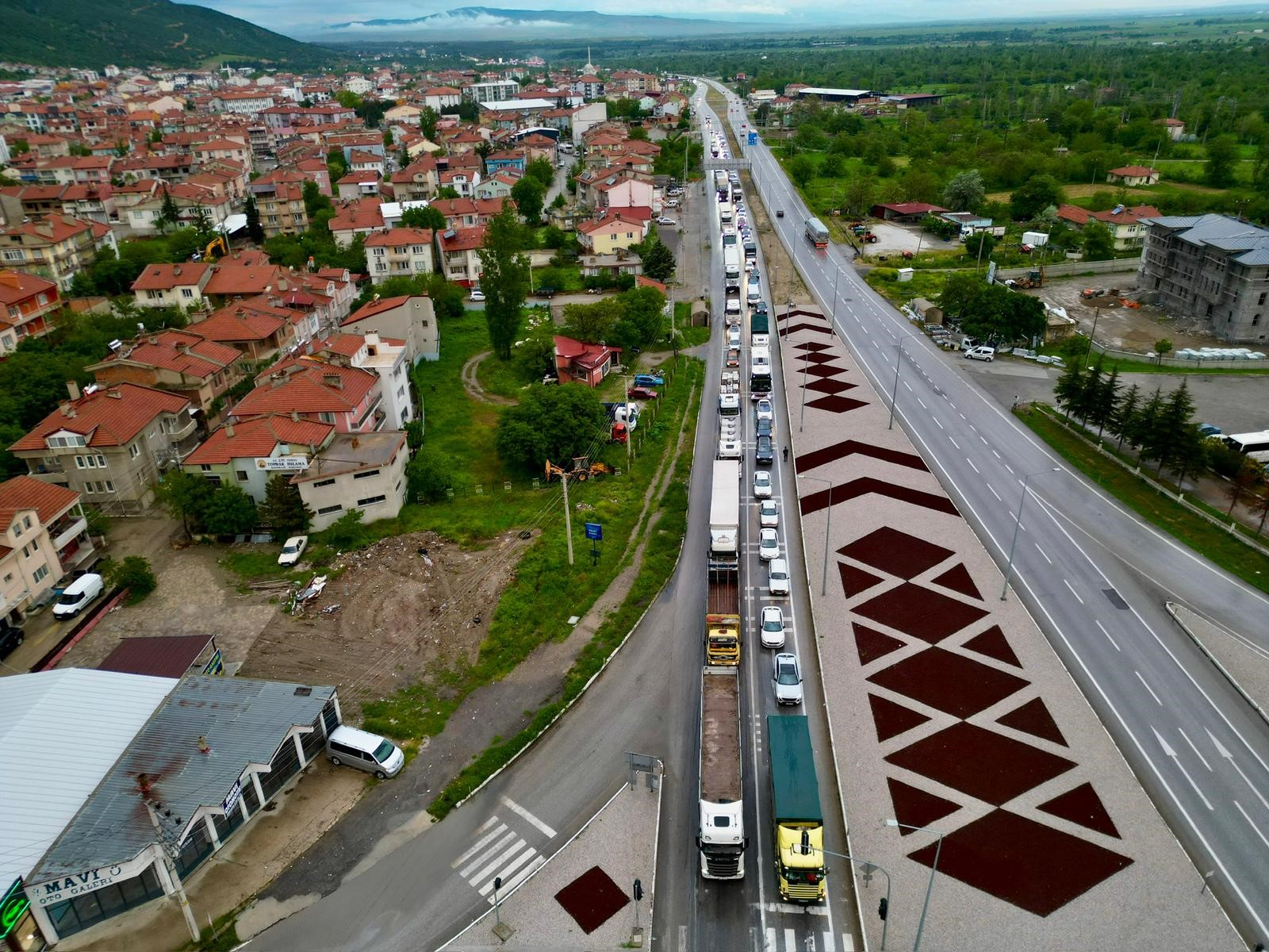 Afyonkarahisar’daki kara yollarında bayram trafiği yoğunluğu