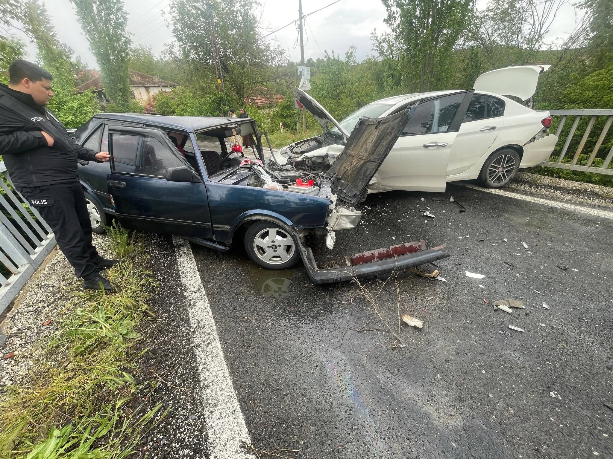 Afyonkarahisar'da otomobiller kafa kafaya çarpıştı: 4 yaralı