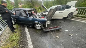 Afyonkarahisar'da otomobiller kafa kafaya çarpıştı: 4 yaralı