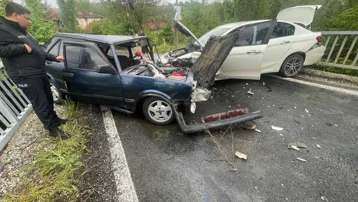 Afyonkarahisar'da otomobiller kafa kafaya çarpıştı: 4 yaralı