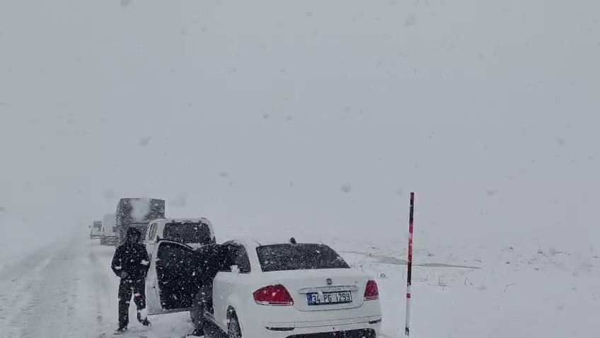 Palandöken geçidinde kar ve tipi etkili oldu