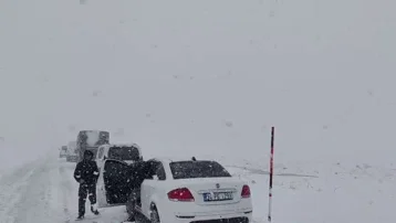 Palandöken geçidinde kar ve tipi etkili oldu