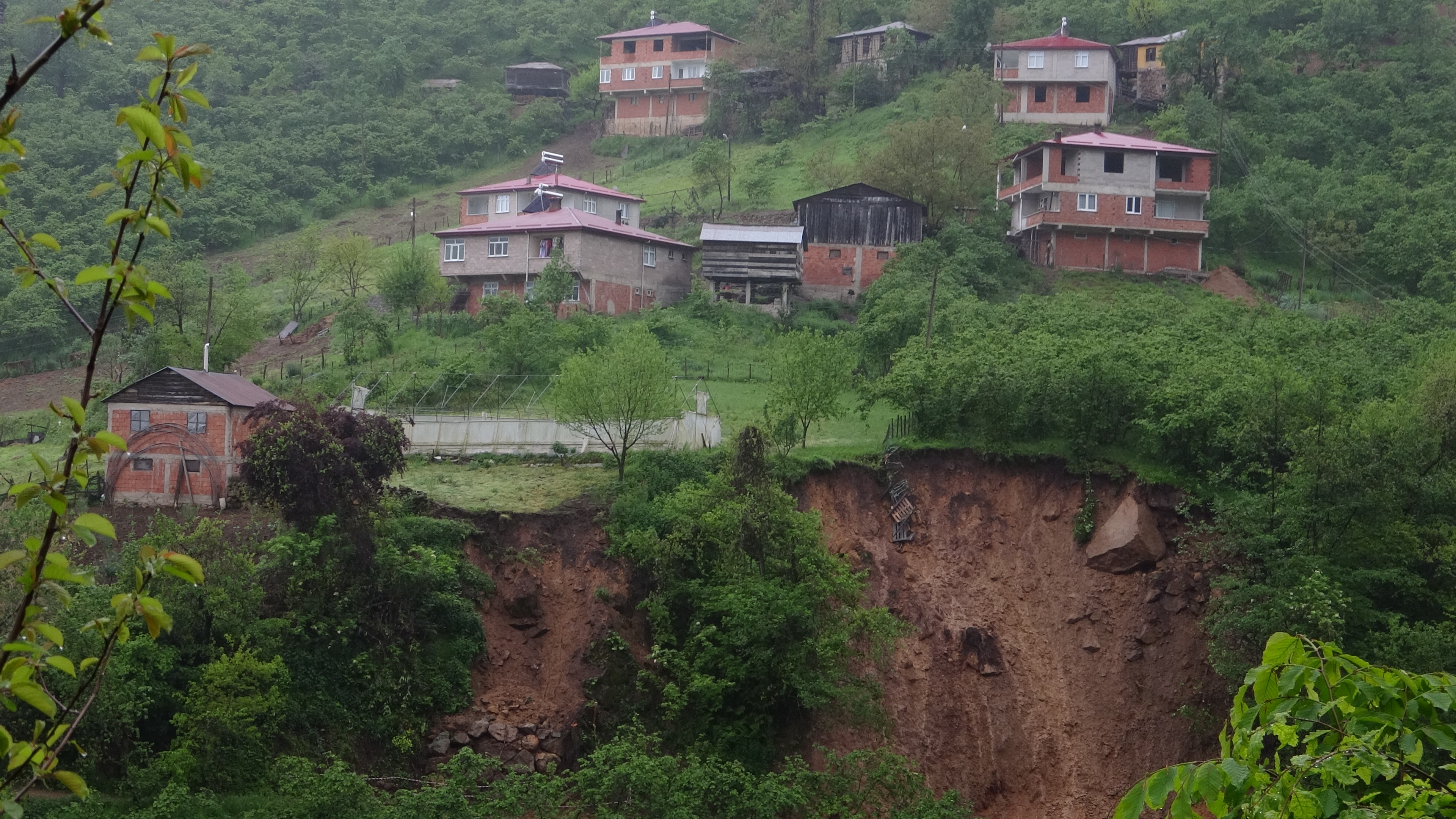 Giresun'da heyelan tehlikesi. 11 ev tahliye edildi