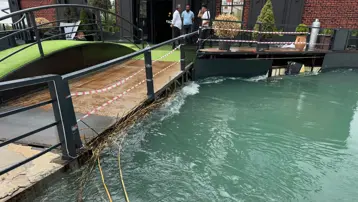 Nehir taştı, alarm verildi. Baraj kapakları açılınca duba restoranlar suya gömüldü