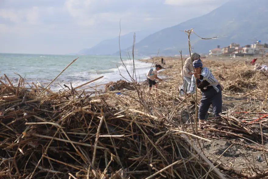 Hatay'da sel felaketi sonrası üzen tablo. Ne var ne yok sahile birikti 2