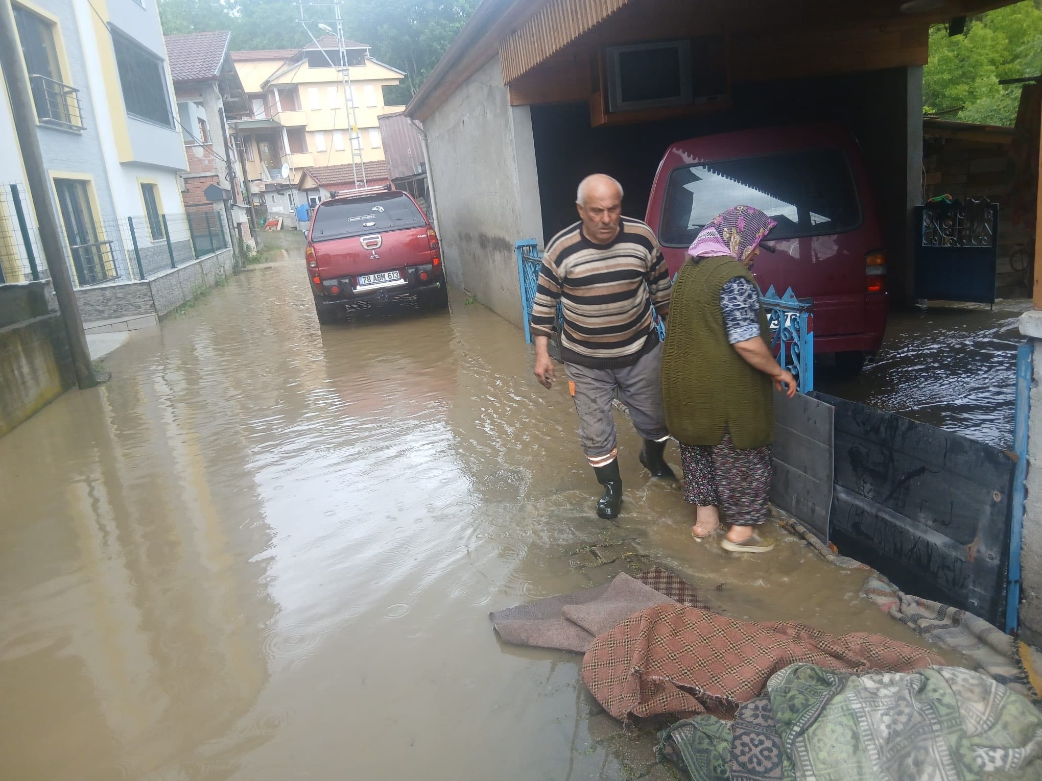 Kuvvetli yağış bastırdı, dere taştı. Su evlere yaklaştı, bir köy tedirgin