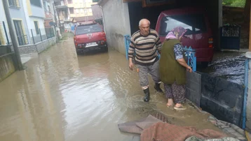 Kuvvetli yağış bastırdı, dere taştı. Su evlere yaklaştı, bir köy tedirgin