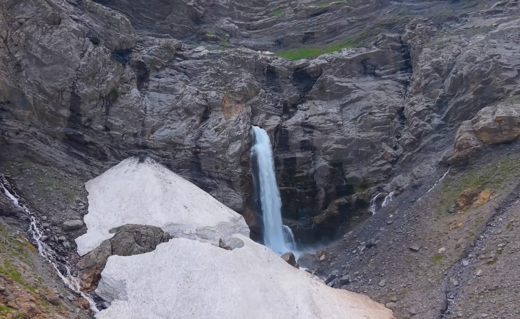 Dağın içinden çıkıyor. Karlar eriyince coştukça coştu