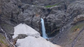 Dağın içinden çıkıyor. Karlar eriyince coştukça coştu