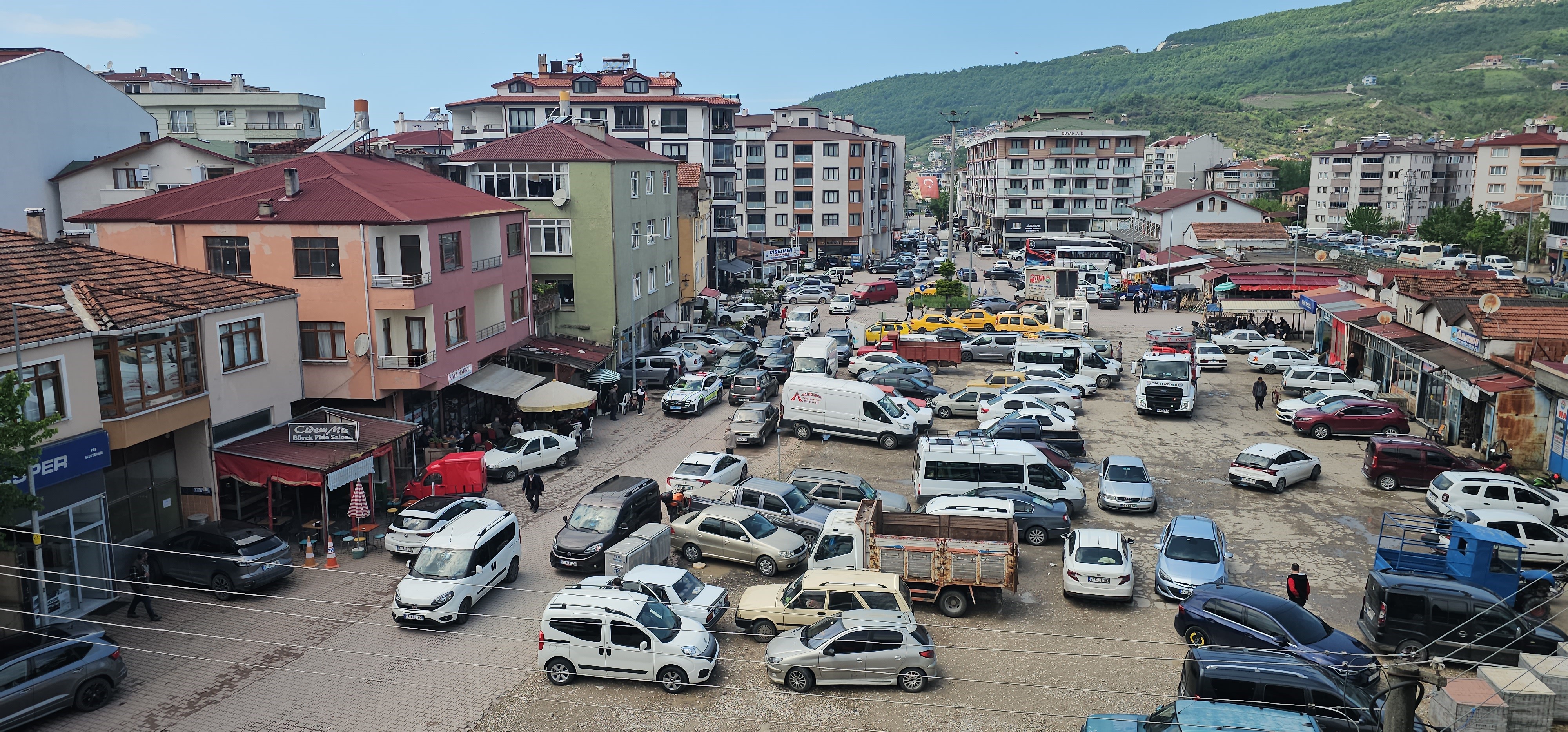 İlçeye akın ettiler, nüfus 10 kat arttı. Kilometrelerce araç kuyruğu