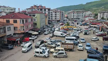İlçeye akın ettiler, nüfus 10 kat arttı. Kilometrelerce araç kuyruğu