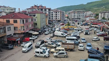 İlçeye akın ettiler, nüfus 10 kat arttı. Kilometrelerce araç kuyruğu