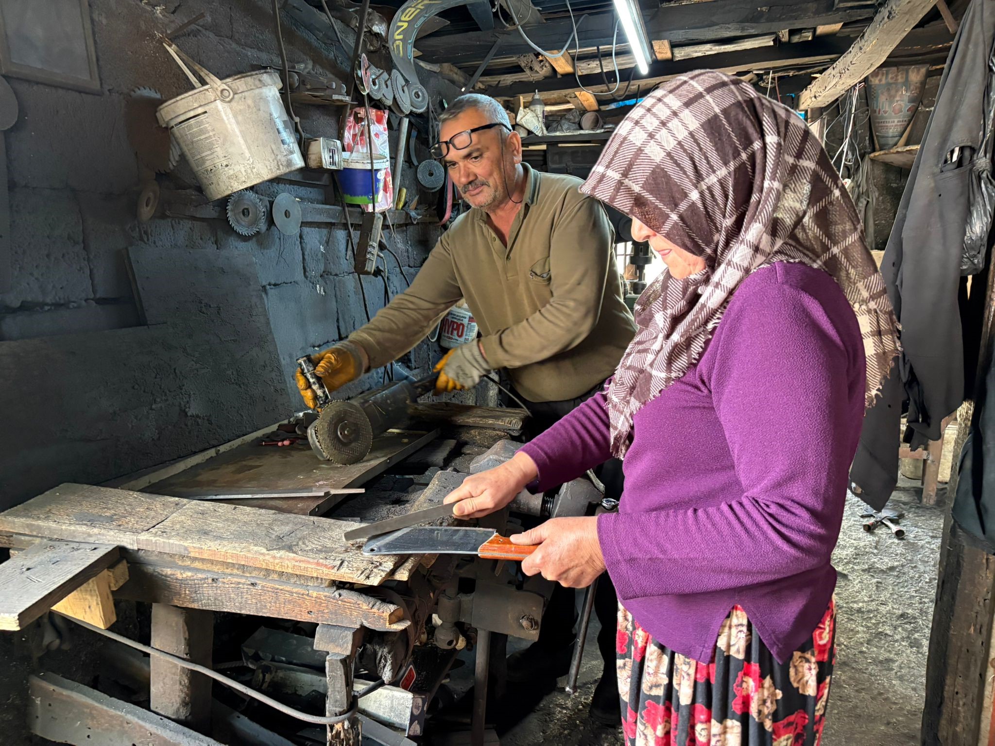 Eşine yemek, çay getiriyordu. Örs başına geçti