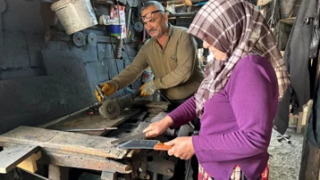 Eşine yemek, çay getiriyordu. Örs başına geçti