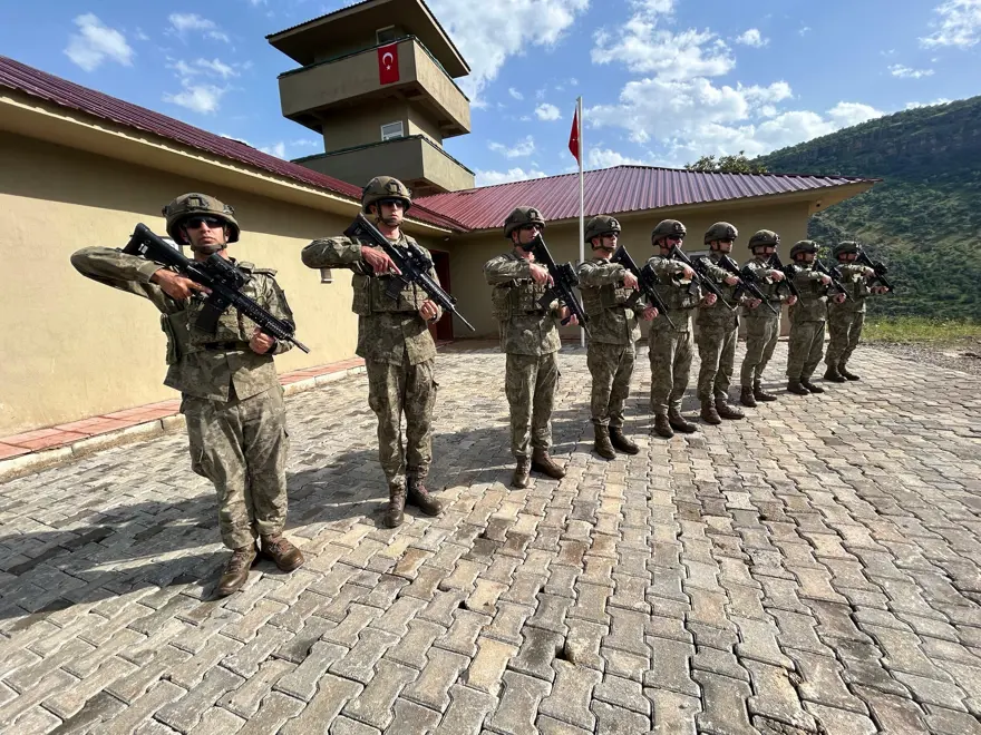 Sınırın sıfır noktasında bayram. Mehmetçik elleri tetikte bekliyor 1 Sınırın sıfır noktasında bayram. Mehmetçik elleri tetikte bekliyor 1