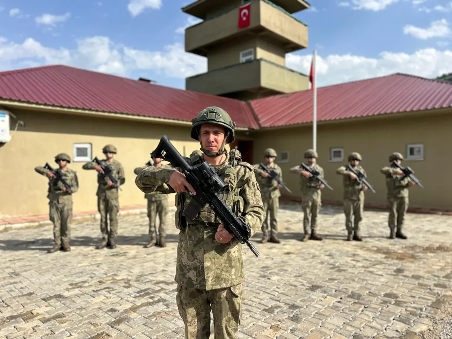 Sınırın sıfır noktasında bayram. Mehmetçik elleri tetikte bekliyor 