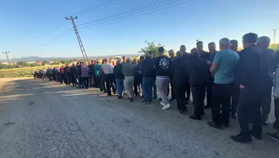 Yüzlerce kişi aynı anda bayramlaştı. Uzun kuyruklar oluştu