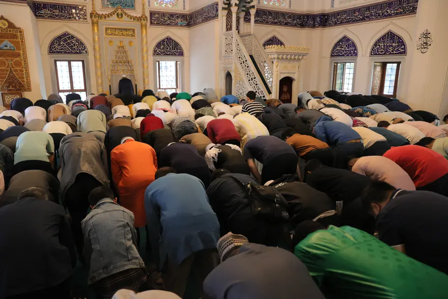 بسبب الحشود الكبيرة، أُقيمت صلاة العيد ثلاث مرات. "توافد المسلمون على مسجدنا".