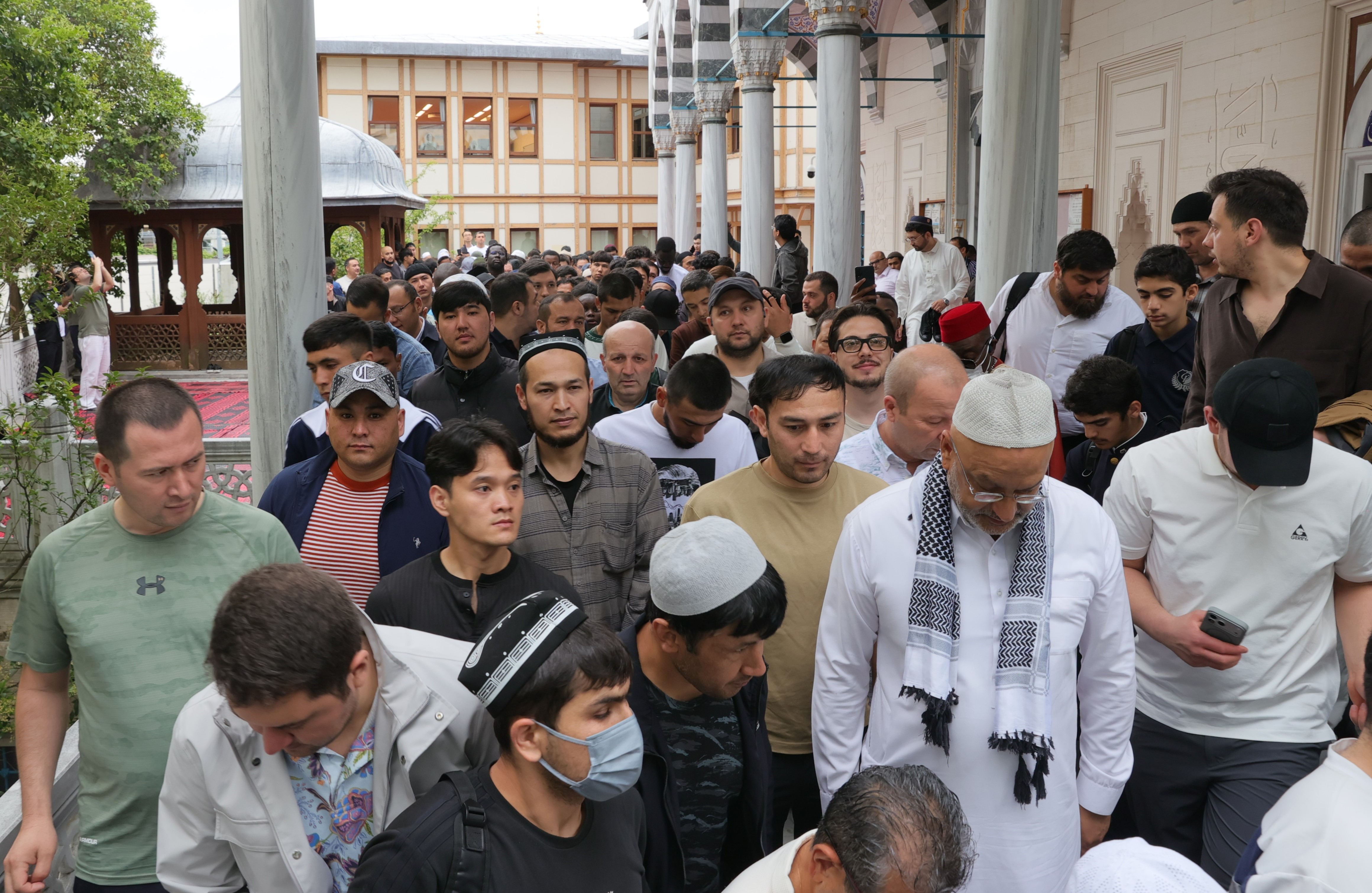 Yoğunluk nedeniyle bayram namazı 3 kez kılındı. "Müslümanlar camimize akın etti"