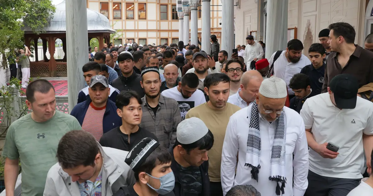 Yoğunluk nedeniyle bayram namazı 3 kez kılındı. "Müslümanlar camimize akın etti"