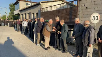Küsleri bile barıştırıyor, 110 yıldır süren gelenek. Tam 1 kilometrelik kuyruk oluştu
