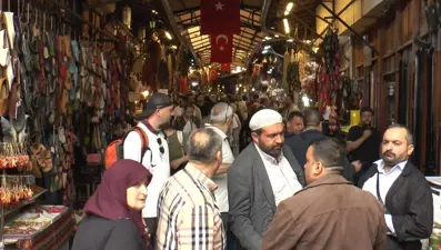 Çifte bayram yaşandı. Çarşı esnafının yüzü güldü