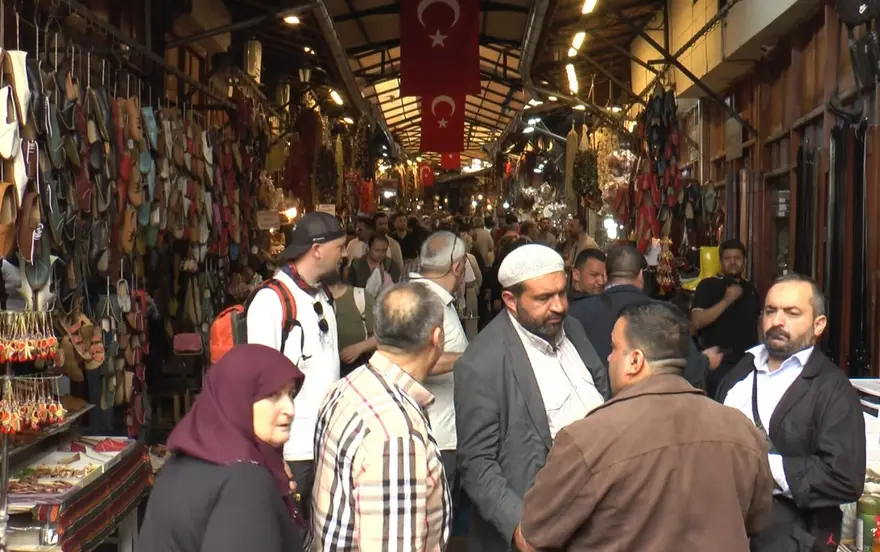 Çifte bayram yaşandı. Çarşı esnafının yüzü güldü 