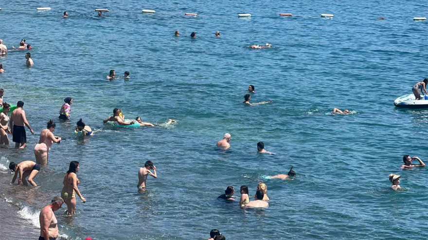 Hava sıcaklığı 30 dereceyi buldu. Denize girerek serinlediler 2