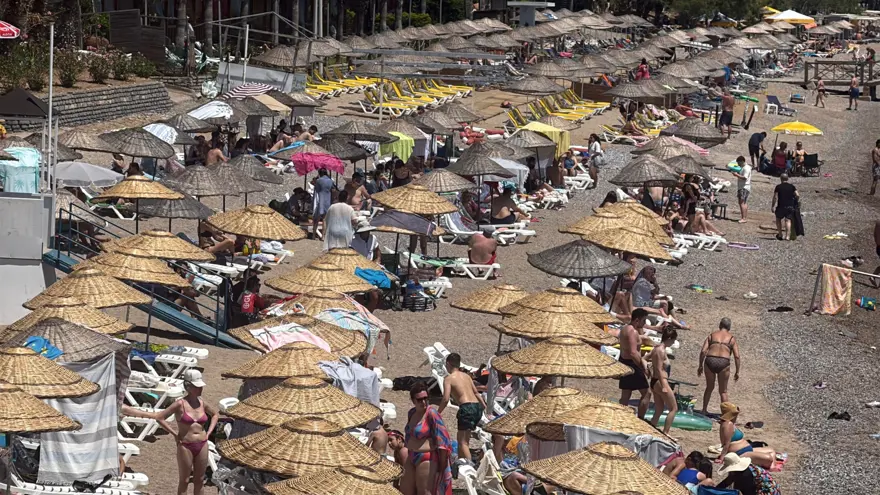 Hava sıcaklığı 30 dereceyi buldu. Denize girerek serinlediler 1