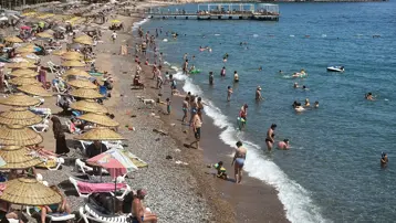Hava sıcaklığı 30 dereceyi buldu. Denize girerek serinlediler