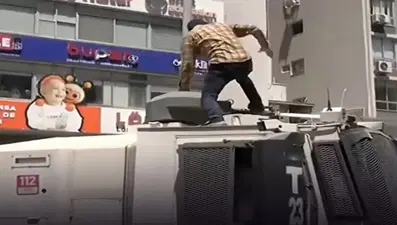 İzmir'de TOMA'ya çıkan okul müdür yardımcısı görevden alındı